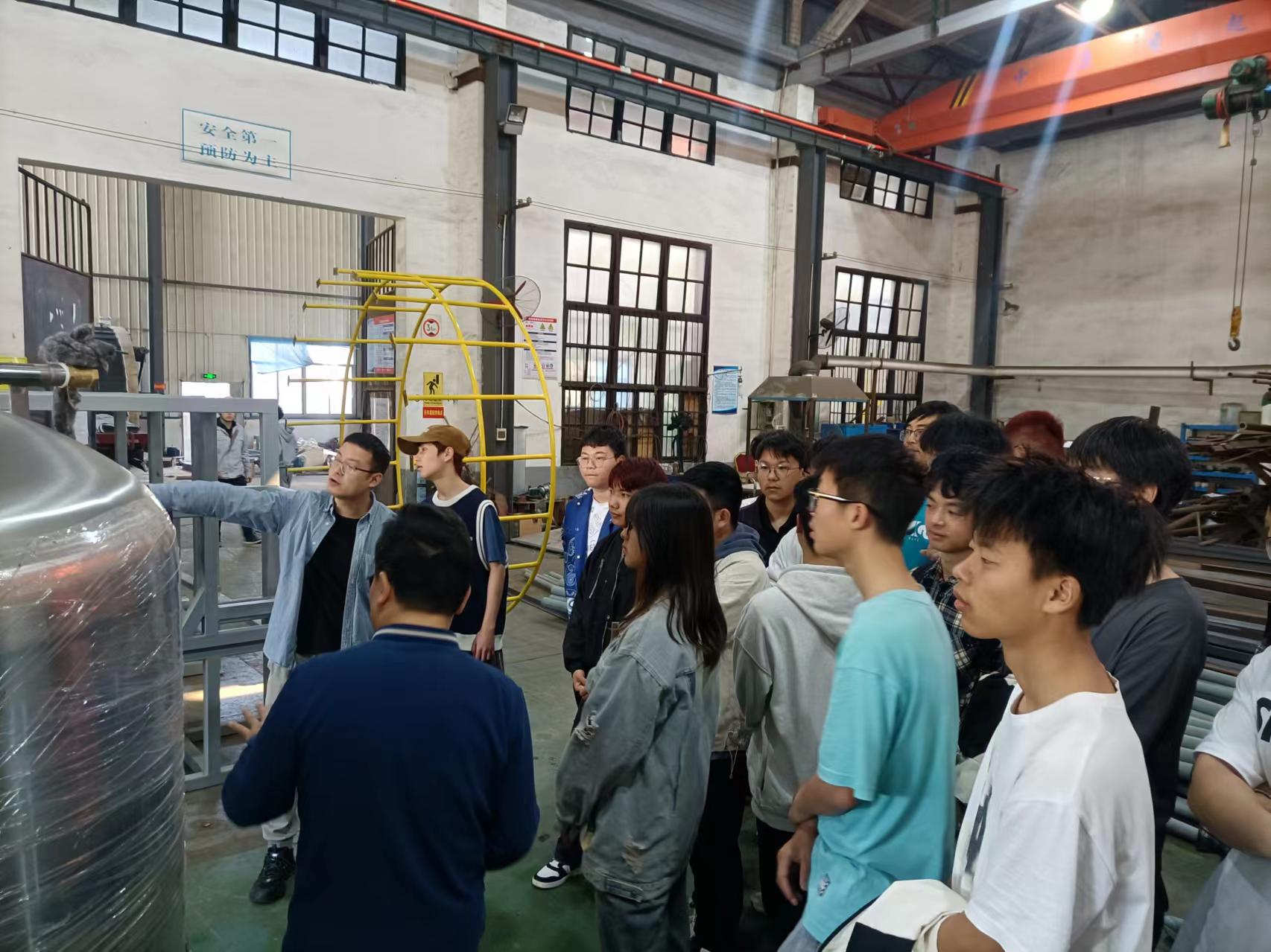 湖南工程学院近200名学生来乐竞电竞认知实习